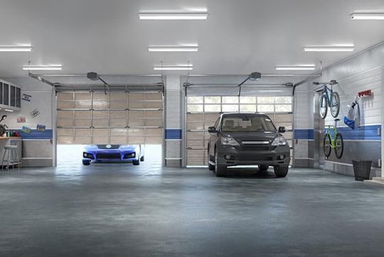 Garage mit Autos und Rädern