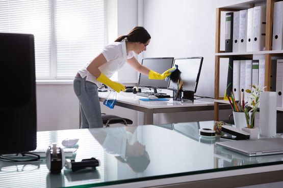 Bildschirmreinigung im Büro